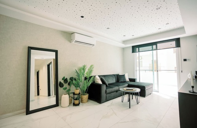 Family-Friendly 2BR Apt at Mackenzie Area, Pool available, 10 Min Walk to Beach!