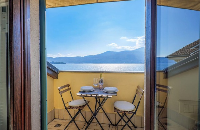 2½-room apartment with balcony on the kilometer-long lakeside promenade