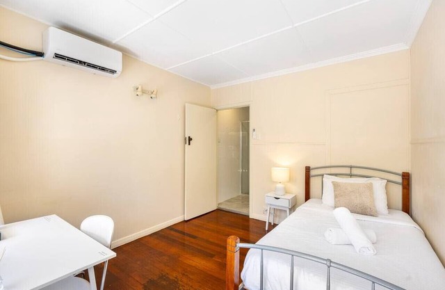Cozy Studio near UQ | Walk to Shops & Transit