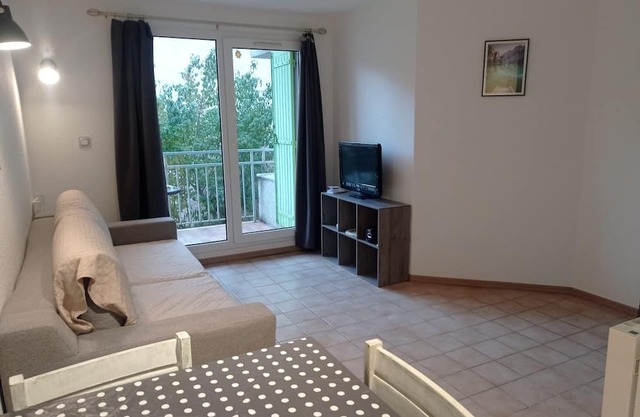 T2 near thermal baths, quiet nature