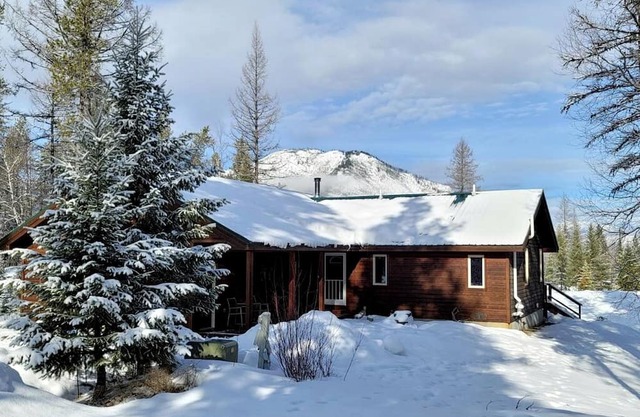 Mountain View Cabin with Deck, Jacuzzi and Ping Pong Table in Montana