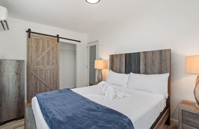 Contemporary 2-BR Villa | Sleeps Six | Culebra Ferry Access | Ideal for Groups in PR.