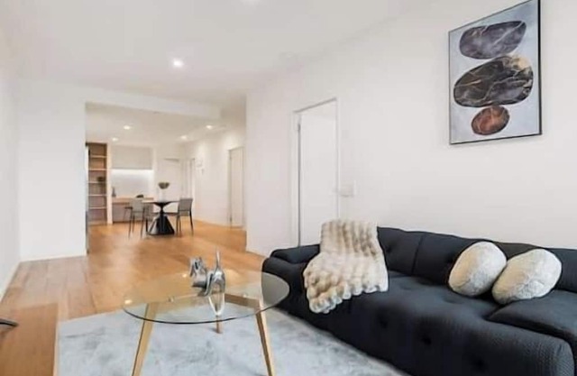 Stylish & Modern 2BR w/King Bed, Study & Car Park