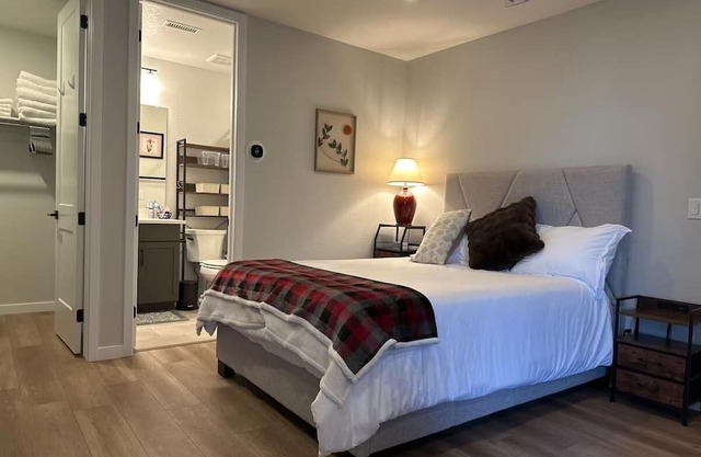 New Cozy Fully Furnished Studio Lone Tree