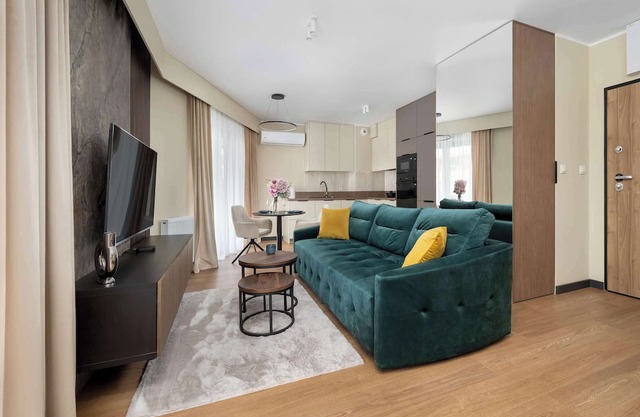 Stylish Apartment with Air Conditioning and Underground Parking by Noclegi Rente