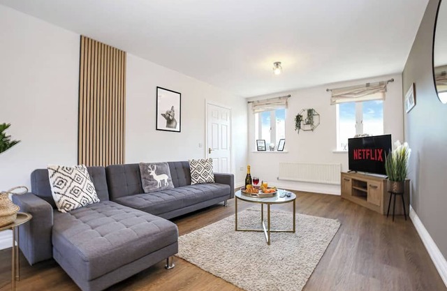 Hunsbury House Sleeps 5 SkyTV Free Parking Self-Check-In