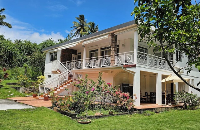 Top of villa with pool between sea and mountains 3min from the beach