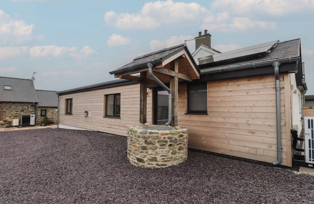 HEN PENMYNYDD, family friendly, with hot tub in Llanfachraeth