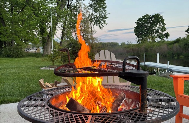 Fully Stocked Lake House with Hottub