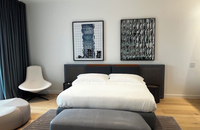 Luxury 1BR w/ensuite, skylit dining, Powder Rm, Kitchen, balcony & pet services