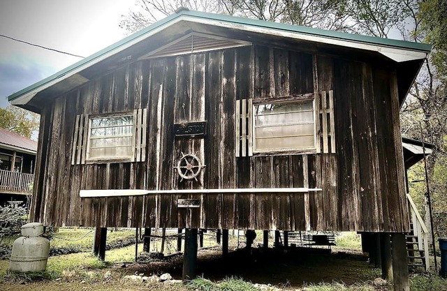 Fascinating Off-Grid River House for an Authentic Escape into Nature on the Alabama River