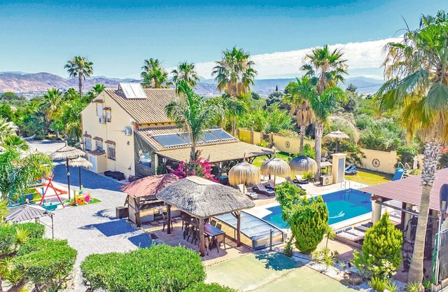 Cubo's Villa Las Palmeras Altas 17PAX/private pool/air conditioning/children's area/free wifi