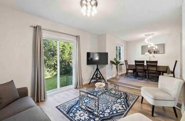 Cozy 4BR, 5-Bed Retreat | Entire Barrhaven Home + Yard