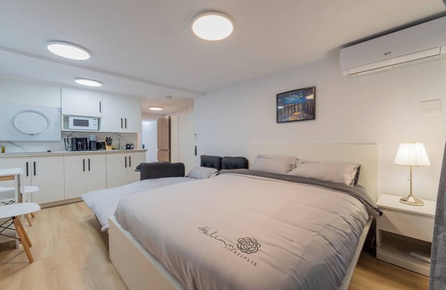 Modern studio w/patio/BBQ/parking