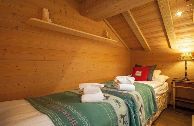 Matterhorn view Duplex by the river, 3-4 mins to ski lifts, 5 mins town centre