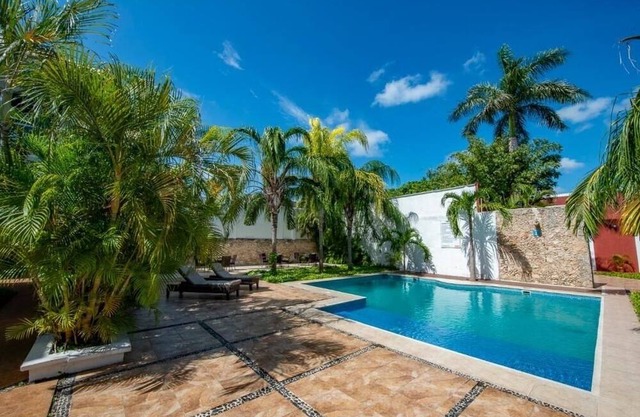Local Charm in Mérida: King Room Stay w/Pool, Relaxing Courtyard & Local Vibes