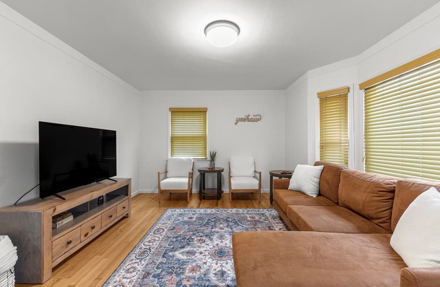 Sams Place: Western Vibe Blocks from DT RO