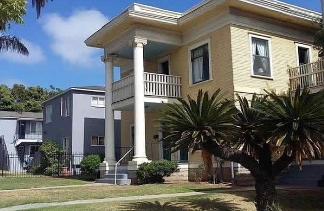 Charming Upper-Level Stay | Balconies + DT Views