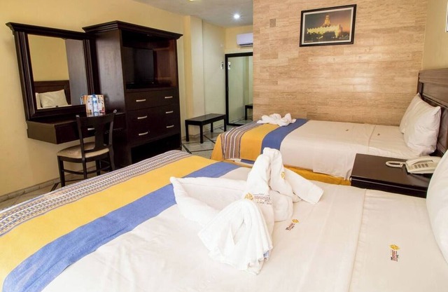 City Center Two Double Room Mérida Stay with Pool, Garden and Comfort