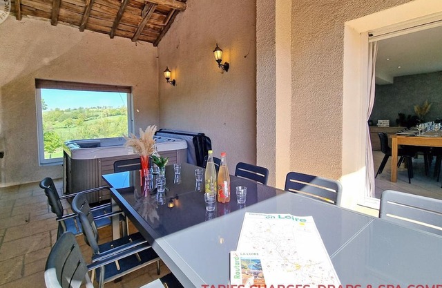 Comfortable cottage for 12 with private garden and spa in Auvergne-Rhône-Alpes