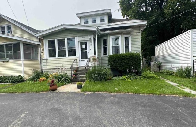 Family Retreat for 8, 3BR with Fast Wi-Fi, Large Backyard & Plenty of Parking