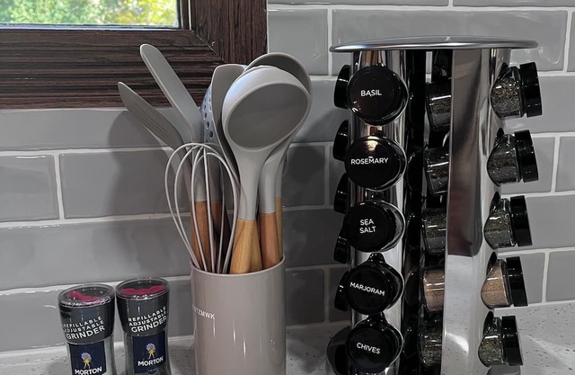 Spacious 3 bedroom retreat 5 mins from IU sleeps 8