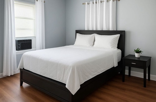 3BR Fire Pit Near Hospitals & Arena Sleeps 6+ Full Kitchen & Parking