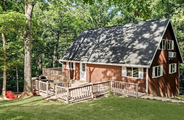 Fantastic Cabin with Barbecue and Hot-tub in Gerrardstown, West Virginia