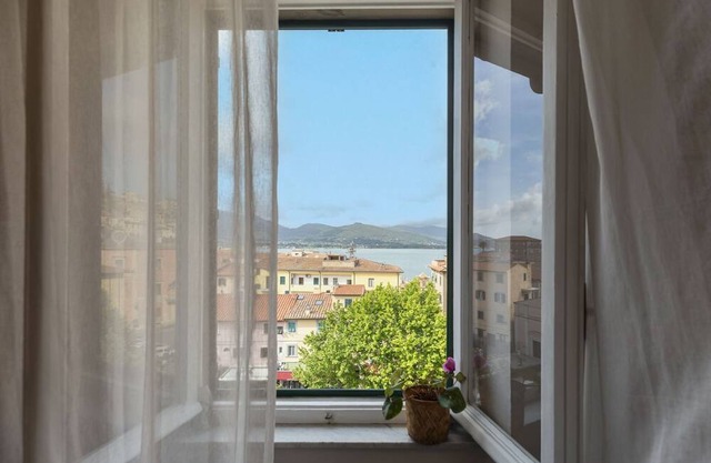 Immerse yourself in the vibrant atmosphere of Portoferraio with Casa Azzurra, a flat tastefully furn