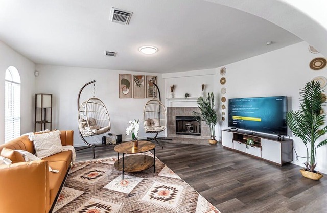 15135 Family-Friendly Home Near Top Attractions