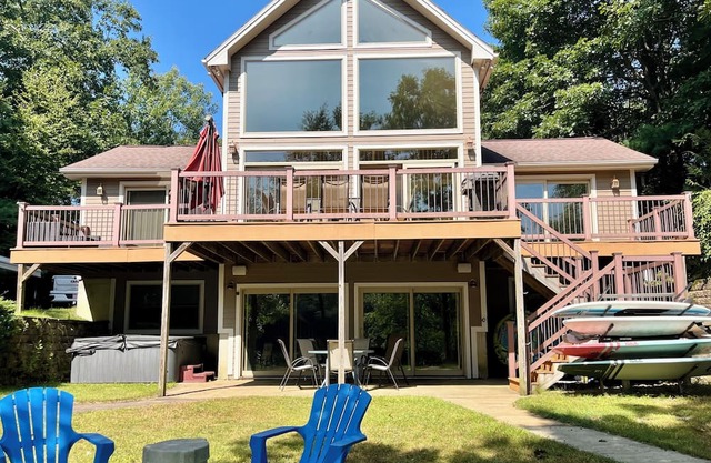 Lakeside Getaway! Gorgeous views! Sleeps 8+