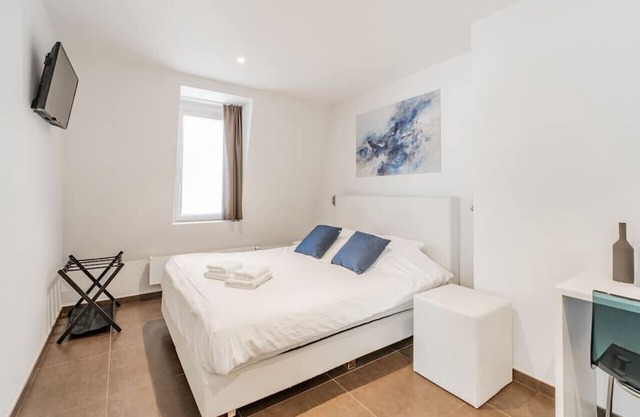 Elegant room with private bathroom near city center