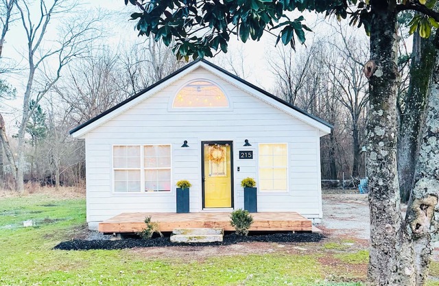 Charming 3-bedroom cottage in Bradford with WiFi