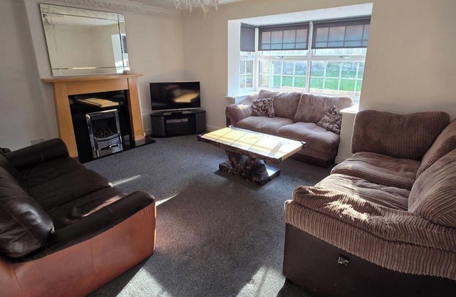 Spacious Central Home - Sleeps 7, Garden & Parking
