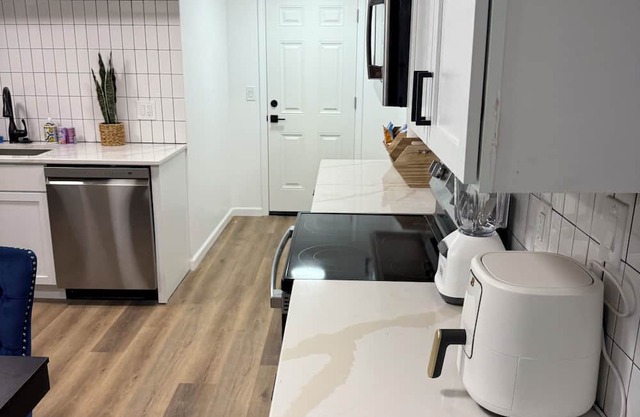 Spacious 6-bedroom house with AC, WiFi in lovely Lansing