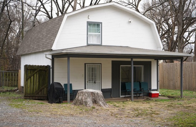 Cozy Guest Home with Multiple Beds, Get Away! Ideal location + Essentials.