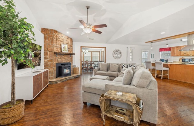 Bella Villa-Hub for Bikers & Golfers-Backyard Oasis