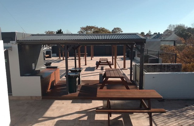 Peaceful city studio in Sydney CBD fringe w/rooftop pool