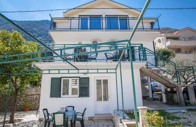 Charming Seaside Escape in Kotor - One Bedroom Apartment with Garden 3