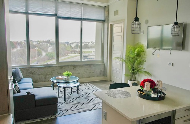 Luxe Downtown High-Rise-Stunning Views & Prime ATL Location Close to Attractions