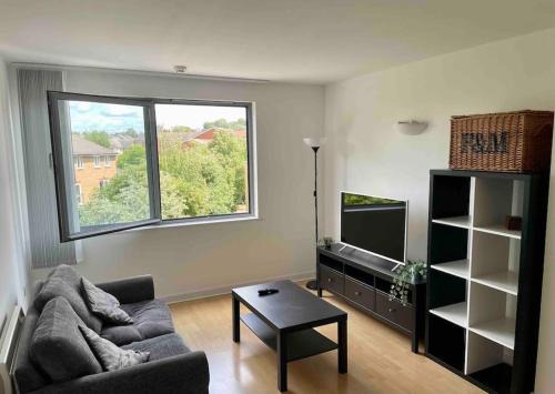 Modern 1-Bed Apt with Gym and Pool, next to metro