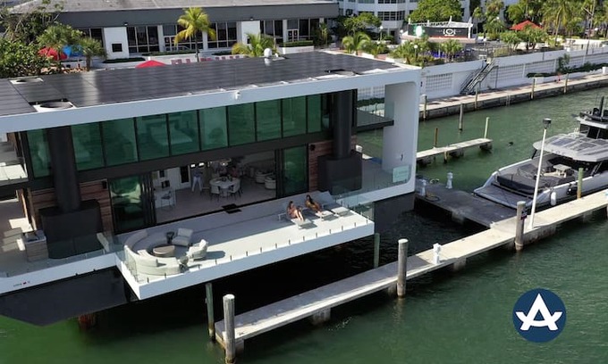 Brickell Villa | Sextant | ArkUp Floating Mansion | Docked in Brickell | 10 mins to Beach