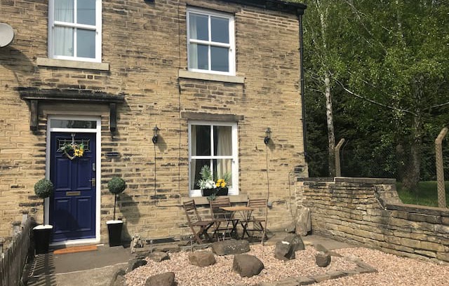 Cleckheaton Cabin | Brienda Cottage. Entire House Mins to Leeds/Bfd.