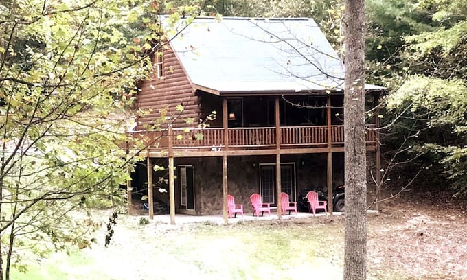 Floyd Cabin | Piney Fork - Log cabin close to the Town of Floyd