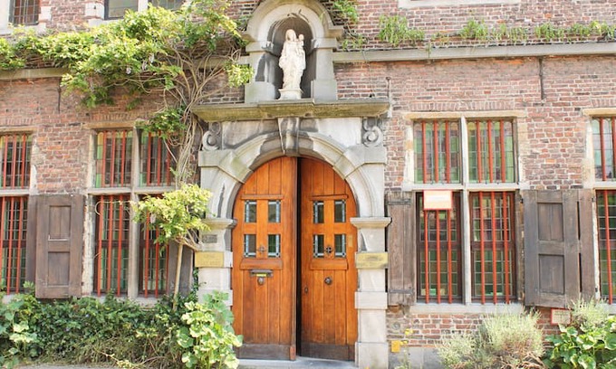 Ekkergem Bed & Breakfast | B&B Marie Reine in old Monastry