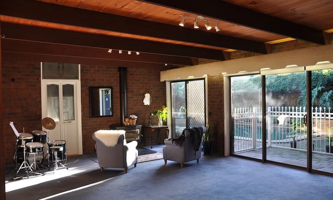 Ferntree Gully Villa | Mountain Gate Villa - Spacious Bedroom