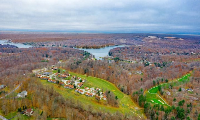 Treasure Lake Resort | Treasure Lake Tri-Level 2BR Resort Condo (1875 sf)