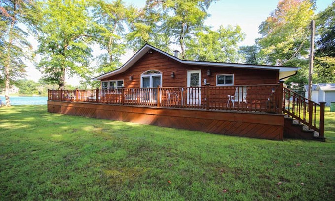 Three Rivers Cabin | The Point at Fishers Lake with Amazing Lake Views
