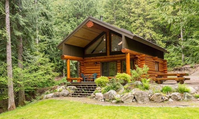 Pemberton Cabin | Lakefront Private Log Cabin - The Hummingbird