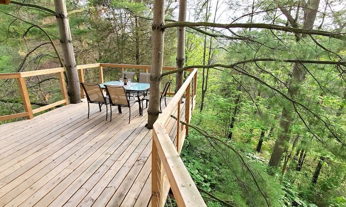 Lincoln Other | Whispering Pines Treehouse